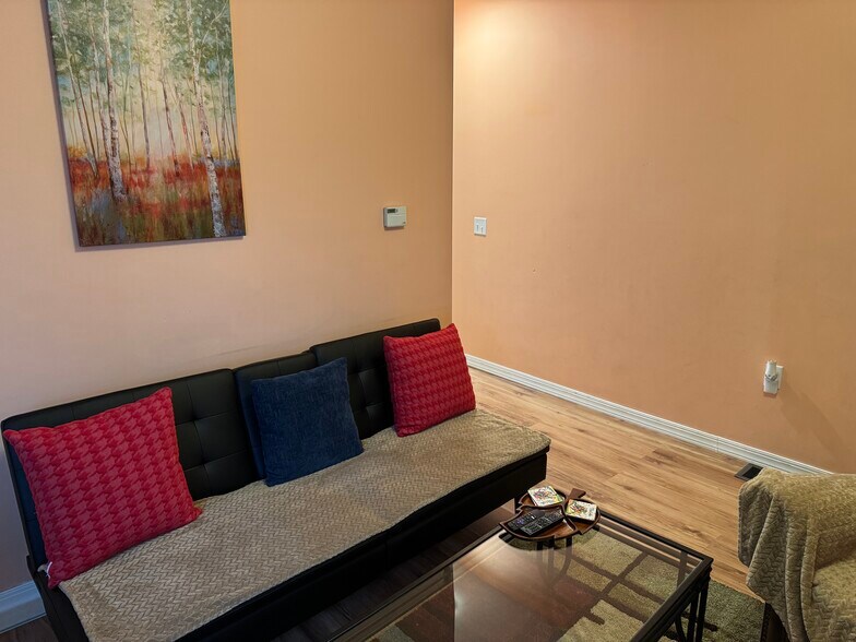 Building Photo - 923 Davis St