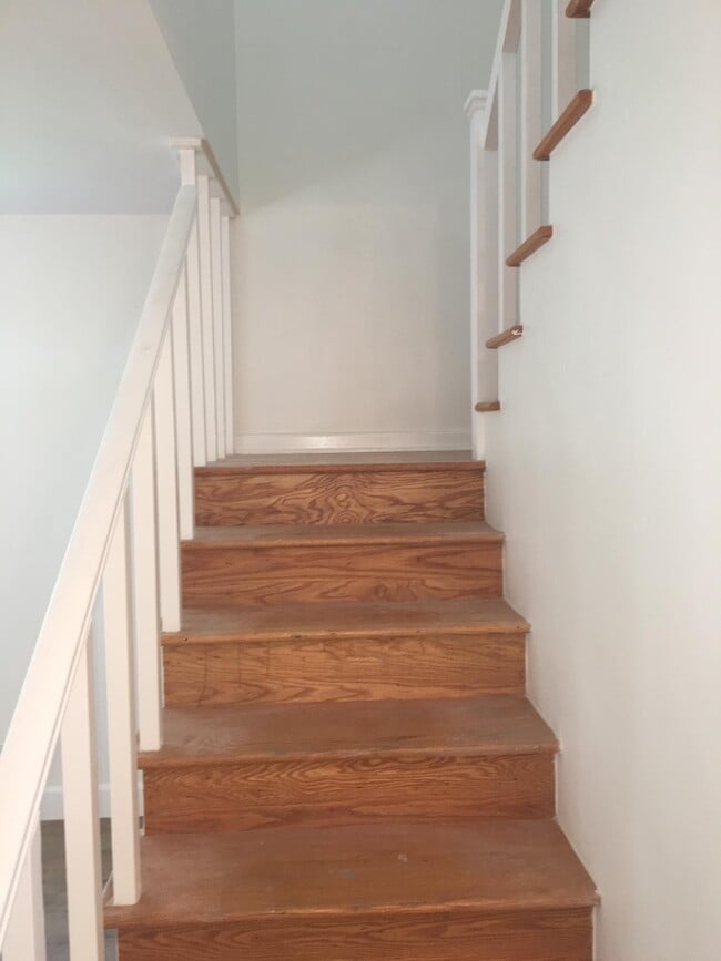 Building Photo - 27 E Rd