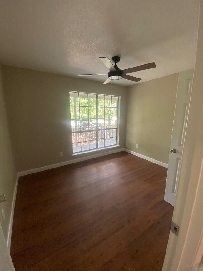 Building Photo - 1305 Sun Cir