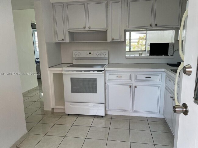 Building Photo - 1591 NE Miami Gardens Dr