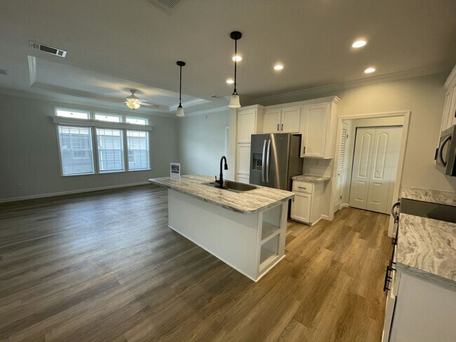 Building Photo - 34616 Ballyhoo Dr