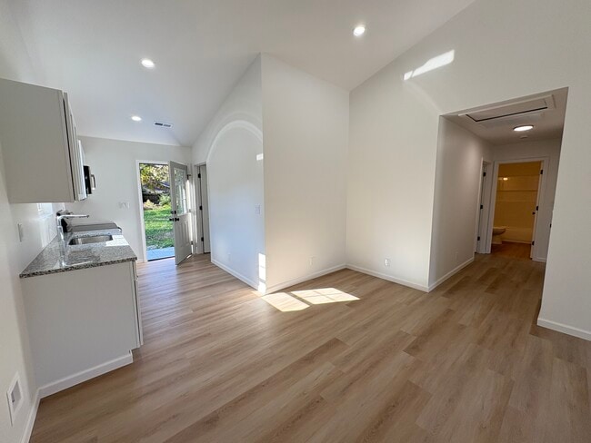 Building Photo - Hillside Dr