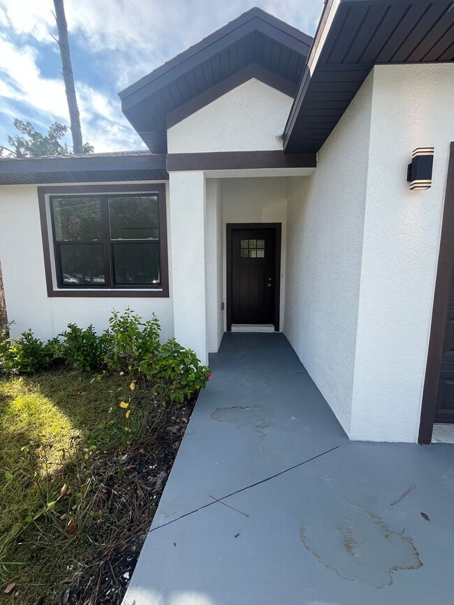 Building Photo - BEAUTIFUL BRAND NEW DUPLEX!!