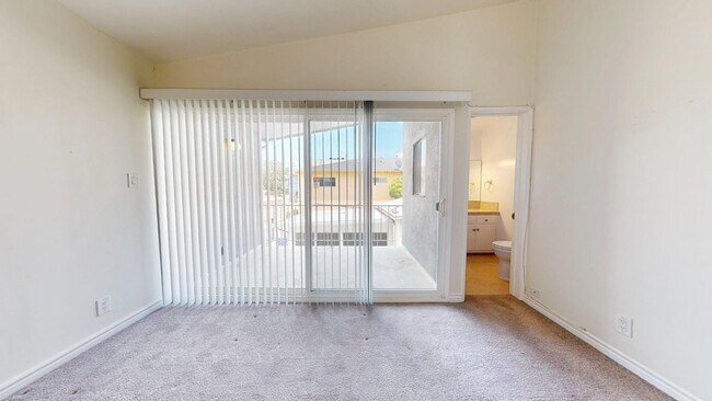 Building Photo - Spacious & Updated 2-Bedroom Unit in Studi...
