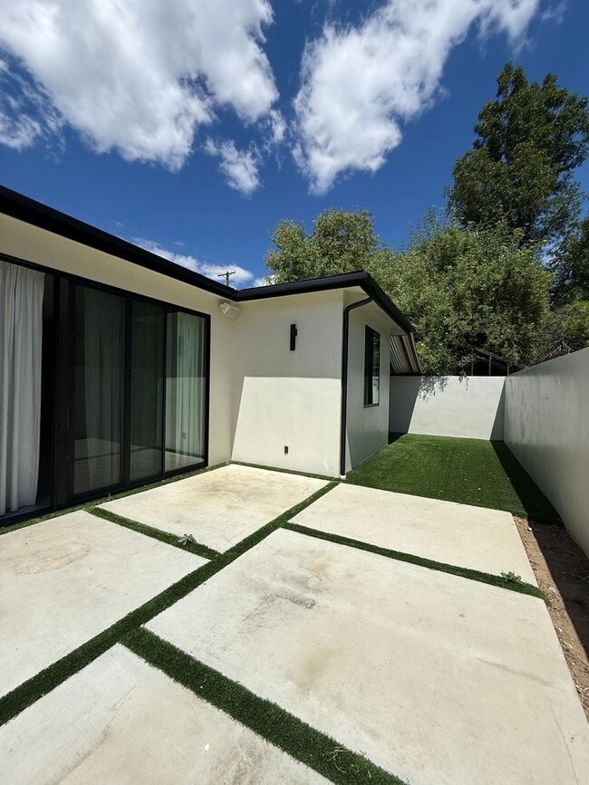 Building Photo - 3 bed, 2 bath ADU with private yard