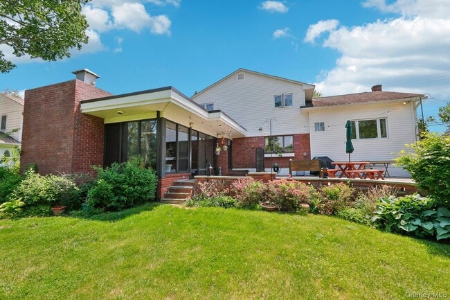 Building Photo - 181 Finmor Dr