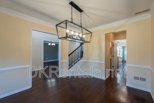 Building Photo - 2433 Gablewood Dr NE