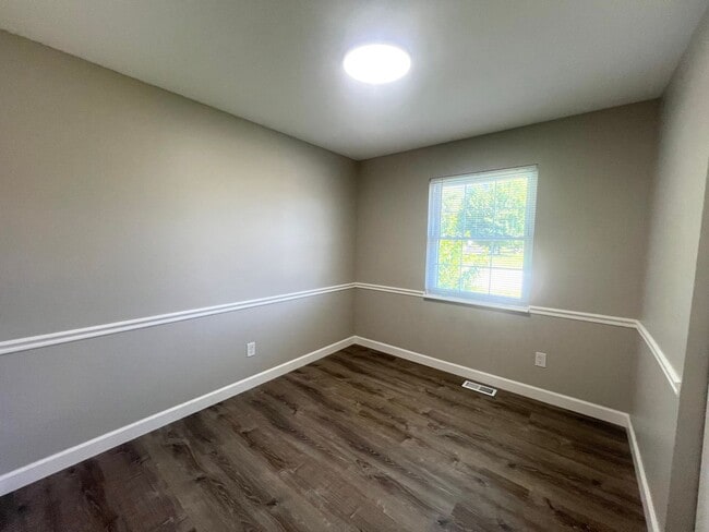 Building Photo - Beautifully updated 3 Bedroom 1 Bath Home ...