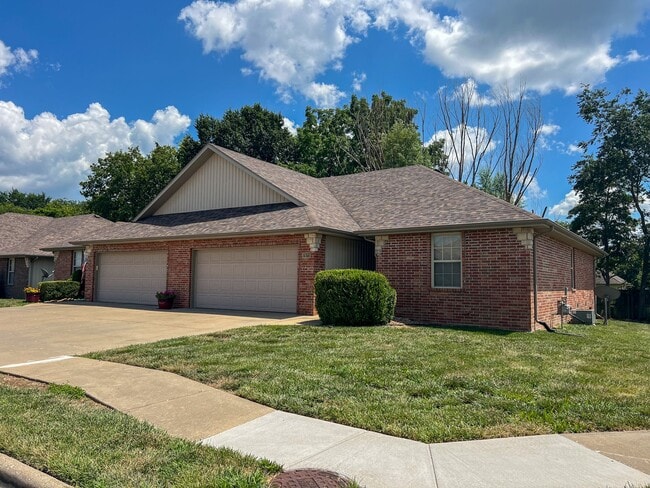 Building Photo - NEW LUXURY DUPLEX in the sought-after Sout...