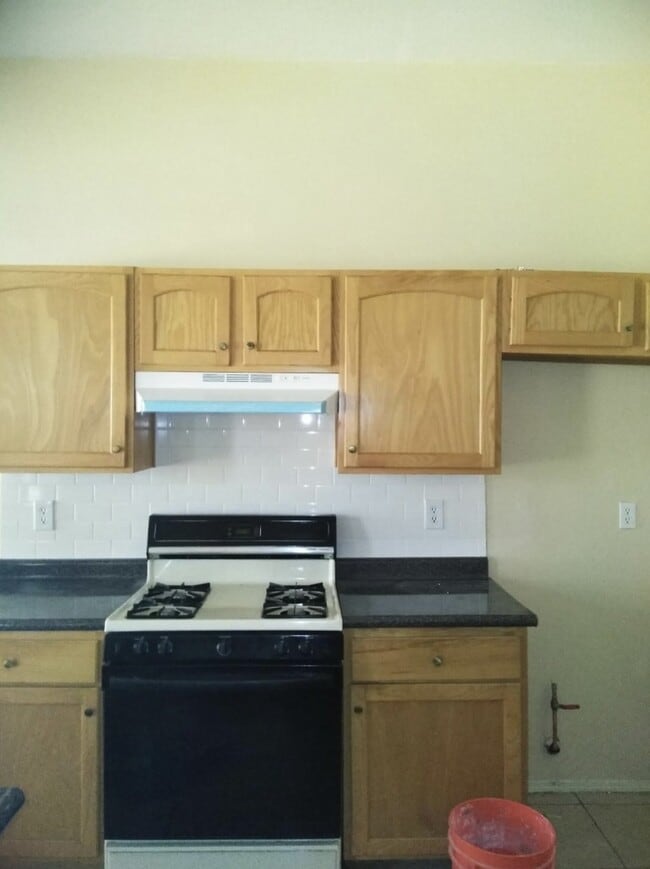 Building Photo - Nice cozy home