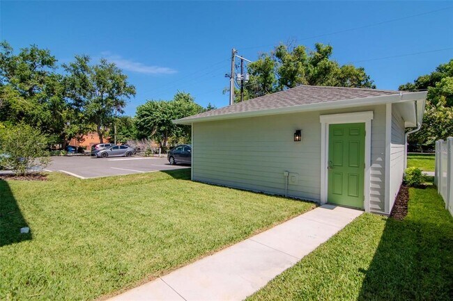 Building Photo - 402 E Oak Ave