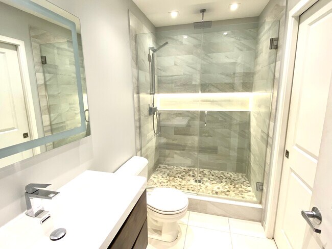 Building Photo - 1500 W Monroe St