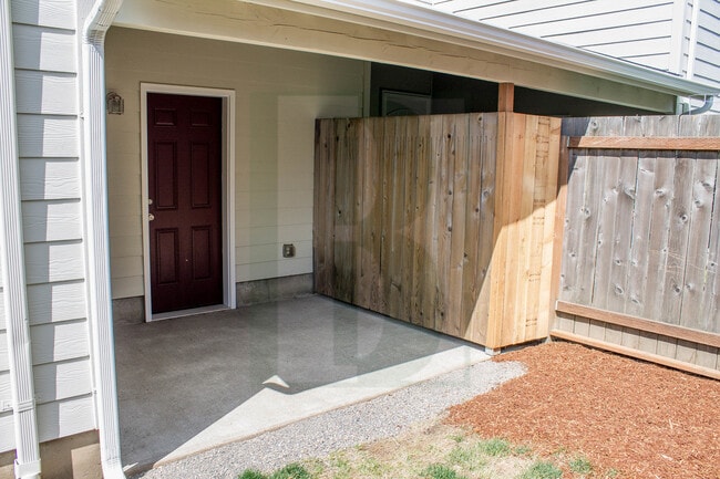 Building Photo - Spacious Updated Duplex in Salem