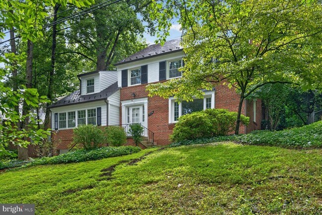 Building Photo - 7215 Rollingwood Dr