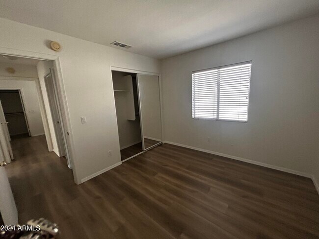Building Photo - 755 W Baylor Ln