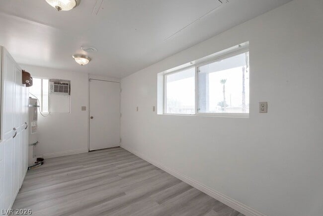Building Photo - 5185 E Sun Valley Dr