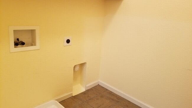 Building Photo - Adorable 2 bedroom 2 bathroom townhouse in...