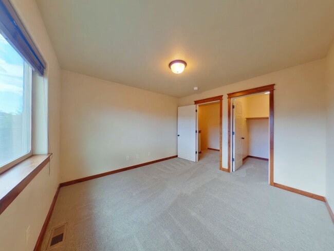Building Photo - PET FRIENDLY! Beautiful 3 bedroom 2 1/4 bath townhouse in 4 Corners! Fenced backyard!
