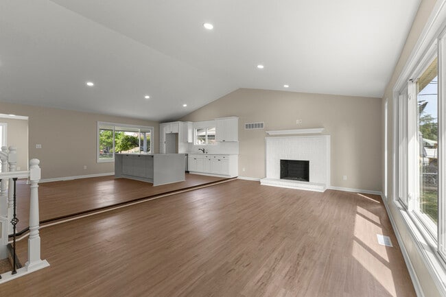 Building Photo - 367 Shore Dr