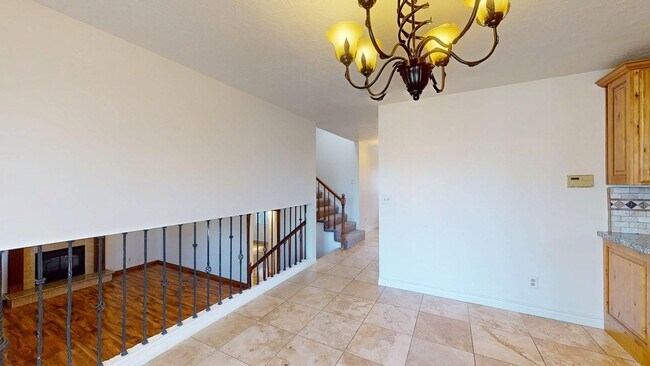 Building Photo - Freshly Updated Gem in Desirable East Side Sandy