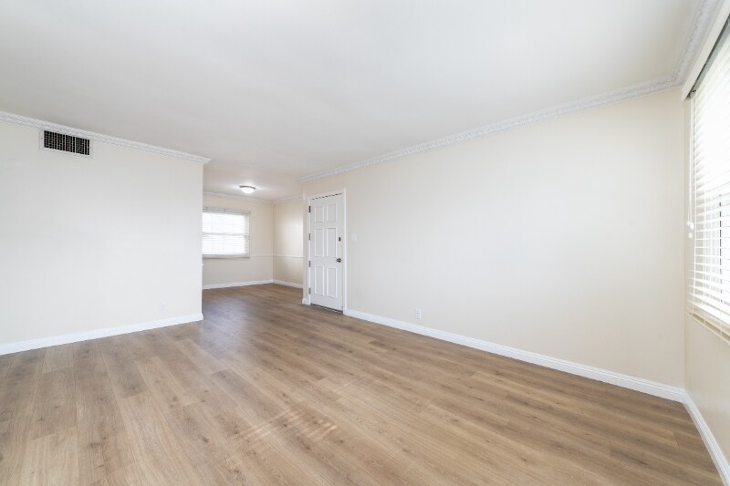 Building Photo - 2147 W 104th St