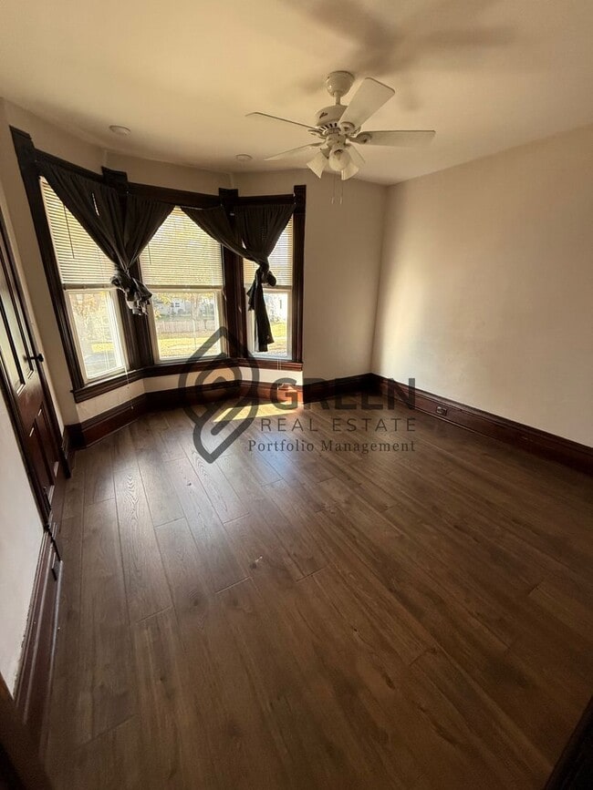 Building Photo - Beautiful apartment in Bradley