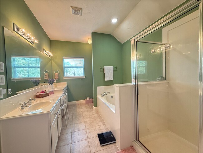 Building Photo - 4027 Park Thicket