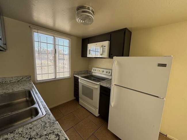 Building Photo - Maryvale 2br Townhome