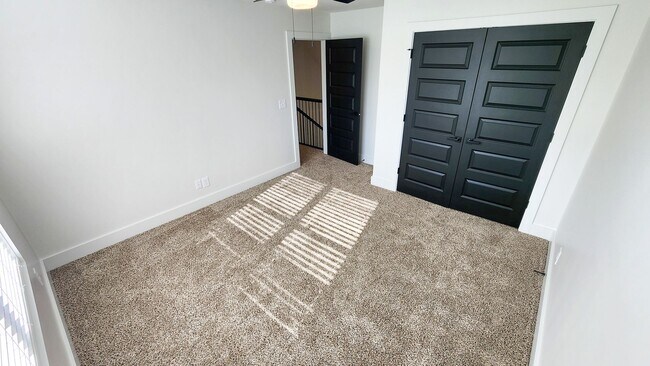Building Photo - High-End Touches & Flexible Space in a Bea...