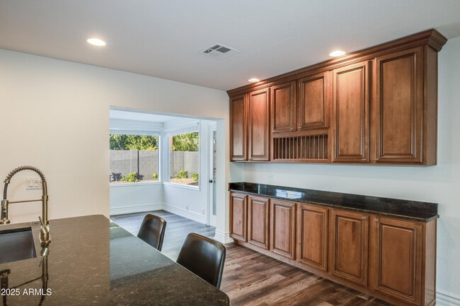 Building Photo - 2532 E Highland Ave