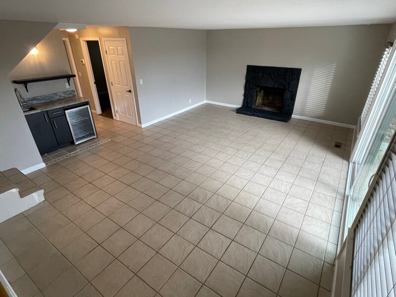 Building Photo - 915 Emerson Way