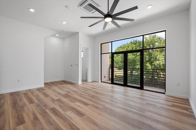 Building Photo - Spacious Townhouse in Dallas