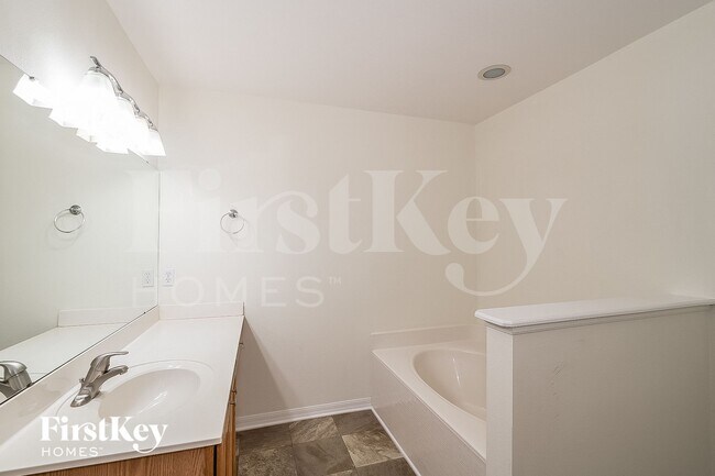 Building Photo - 12411 Glenn Hollow Dr