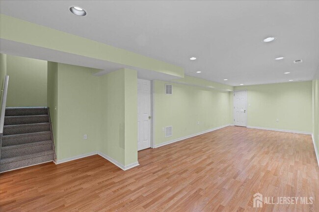 Building Photo - 302 Wellington Park Dr