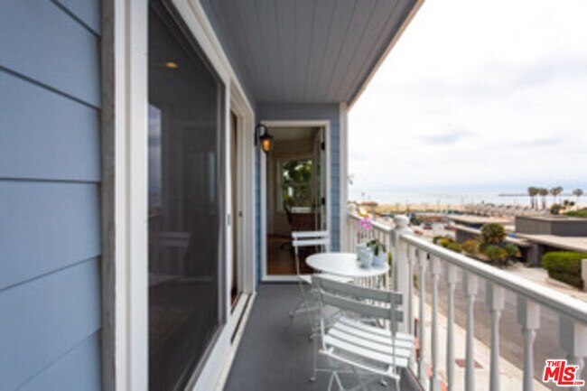 Building Photo - 218 Montreal St