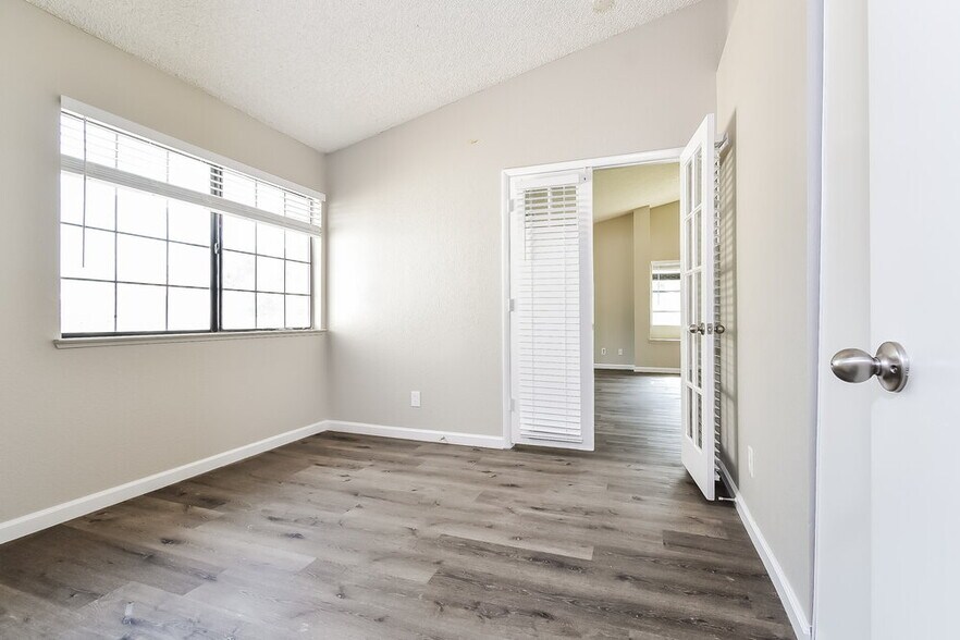 Building Photo - 3601 Uranus Dr