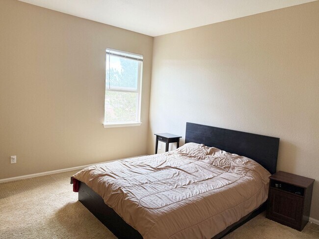 Building Photo - Amazing large 2-Story with open floor plan...