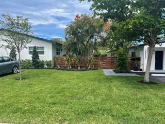 Building Photo - 704 NE 23rd Dr
