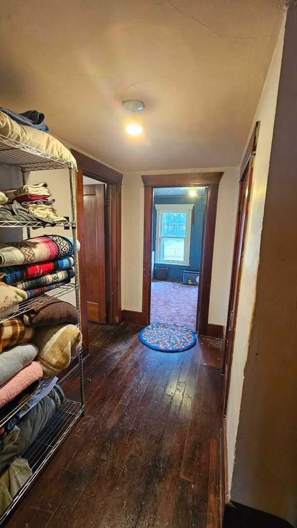 Building Photo - Large Corner Lot House