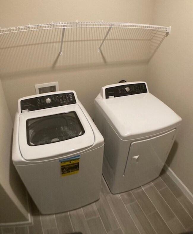 Building Photo - Comfortable 3 Bedroom Home With Great Outdoor Space