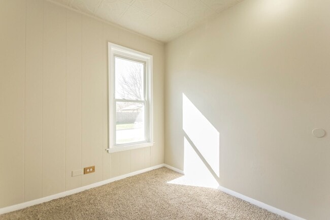 Building Photo - 3 bedroom 1 bath 2 Stall Garage