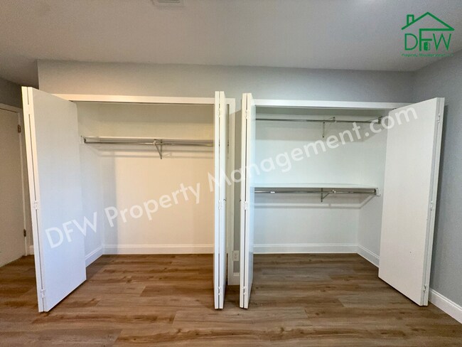 Building Photo - 8917 Vernon Dr