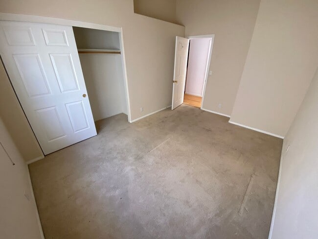 Building Photo - 4 bed/3 bath home located in Henderson