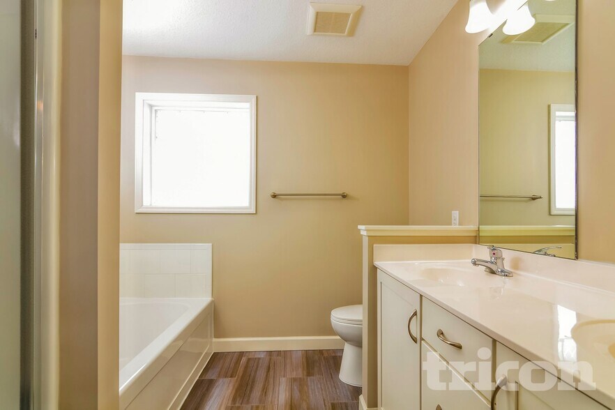 Building Photo - 14060 Ailesbury Ave