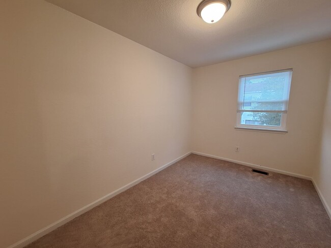 Building Photo - $200 Move-in Special