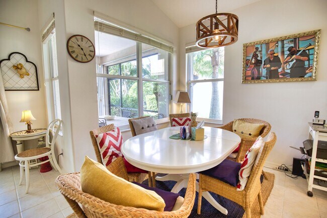 Building Photo - Seasonal Short-Term Single Family Pool Home in Pelican Pointe Golf & Country Club!