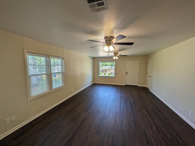 Building Photo - 423 S Bristow Ave