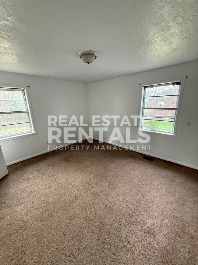 Building Photo - 1207 Brookside Dr