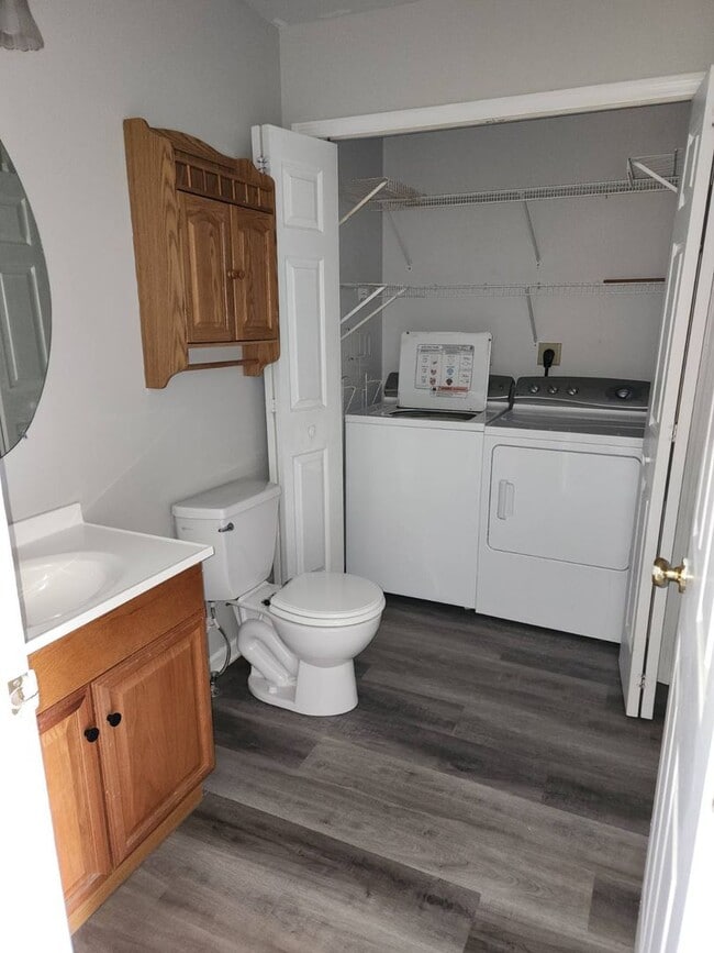 Building Photo - Updated Townhome available now!