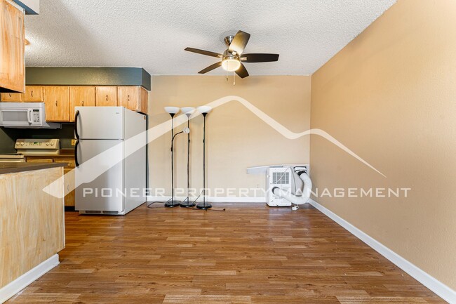 Building Photo - Gorgeous Condo with Central AC and Balcony